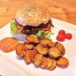 Waldviertler Tofu-Burger mit Röstzwiebel und Süßkartoffelchips