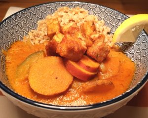 Read more about the article Süßkartoffel-Curry mit Knusper Tofu und Einkornreis