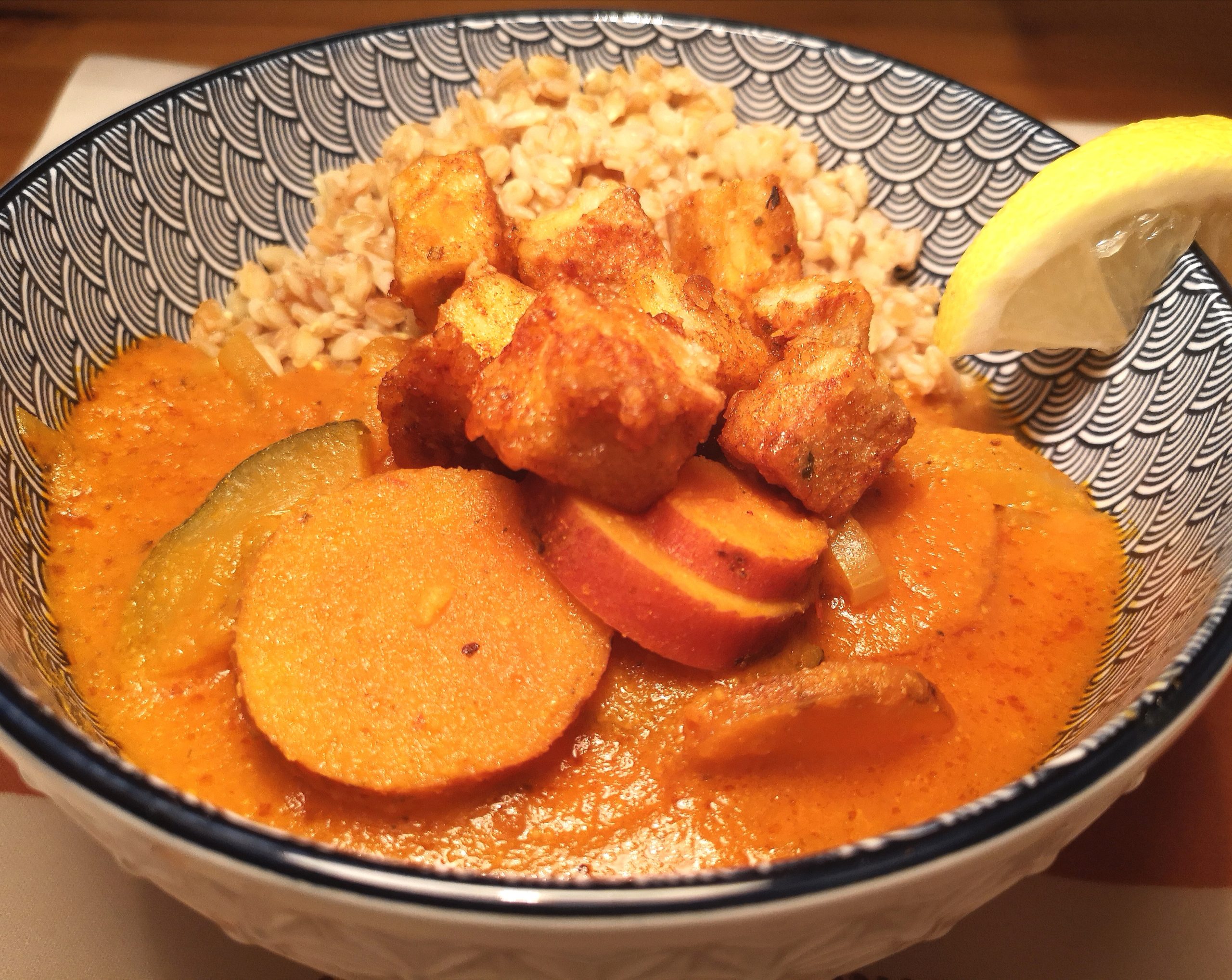 You are currently viewing Süßkartoffel-Curry mit Knusper Tofu und Einkornreis